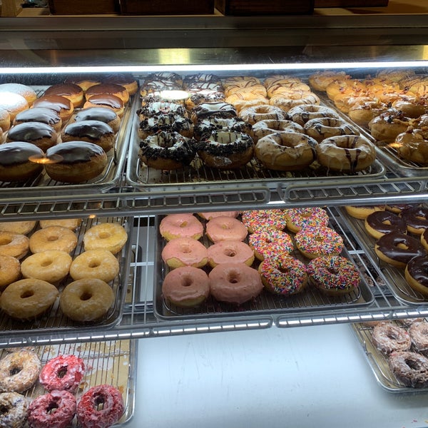 Снимок сделан в Sugar Shack Donuts &amp; Coffee пользователем Lee H. 3/28/2019