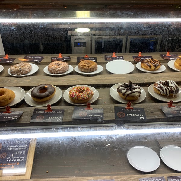 Foto scattata a Sugar Shack Donuts &amp; Coffee da Lee H. il 10/16/2019