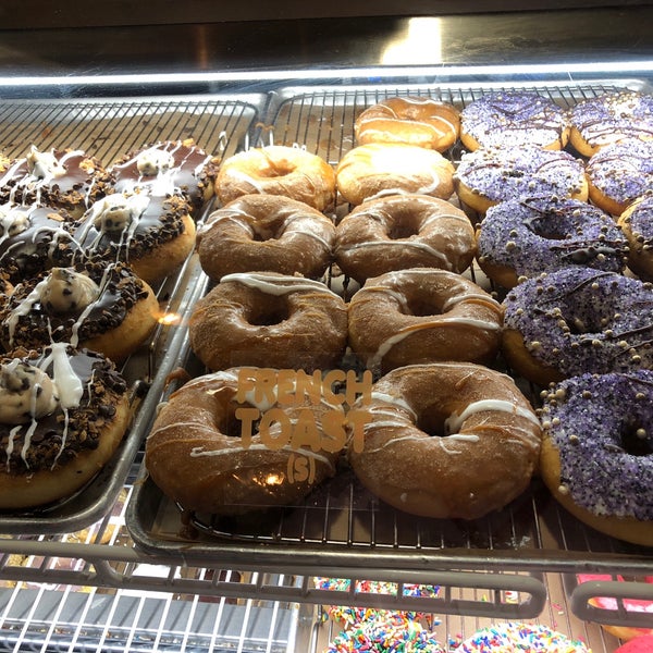 Foto scattata a Sugar Shack Donuts &amp; Coffee da Lee H. il 5/22/2018