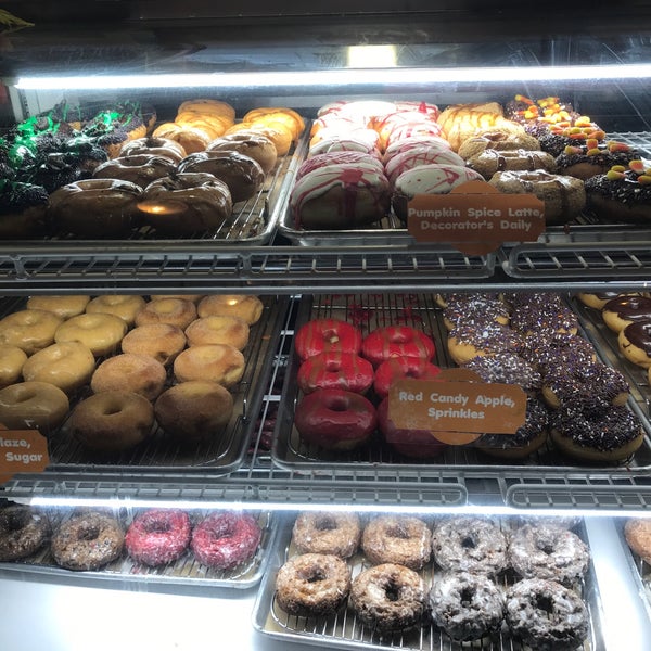 รูปภาพถ่ายที่ Sugar Shack Donuts &amp; Coffee โดย Lee H. เมื่อ 10/30/2018