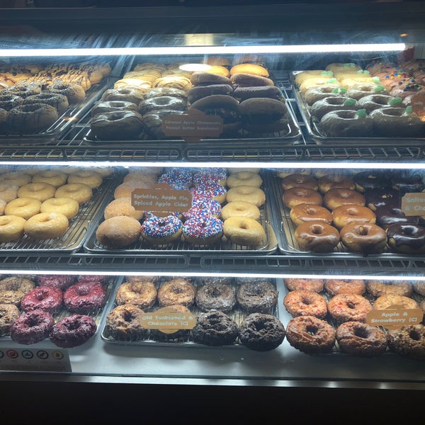 Foto scattata a Sugar Shack Donuts &amp; Coffee da Lee H. il 9/18/2018
