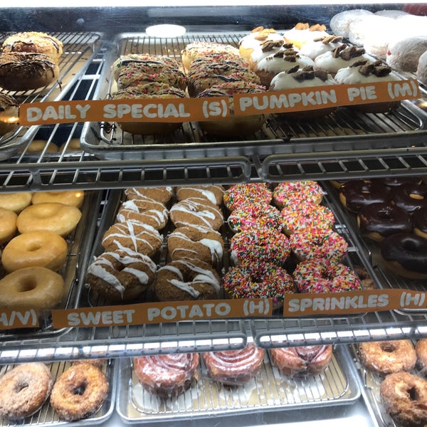 รูปภาพถ่ายที่ Sugar Shack Donuts &amp; Coffee โดย Lee H. เมื่อ 11/15/2018