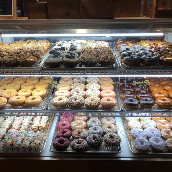 Foto tomada en Sugar Shack Donuts &amp; Coffee  por Lee H. el 3/27/2018