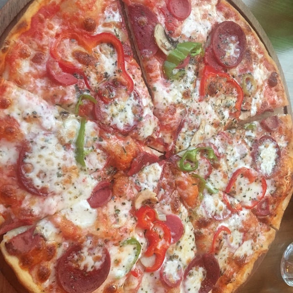 Foto tomada en Pizza Napoli  por Sevinç Ç. el 8/21/2019