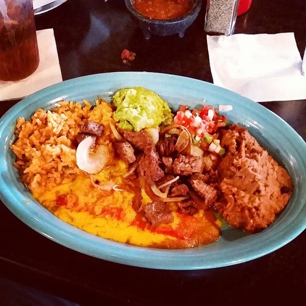 Foto tirada no(a) El Chaparral Mexican Restaurant por Christopher O. em 6/25/2014