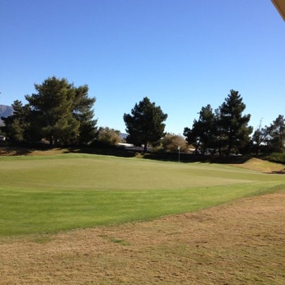 Foto tomada en Desert Pines Golf Club and Driving Range  por Wooil L. el 11/23/2012