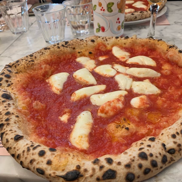 Foto scattata a NONA Pizza da Bugs il 4/17/2019