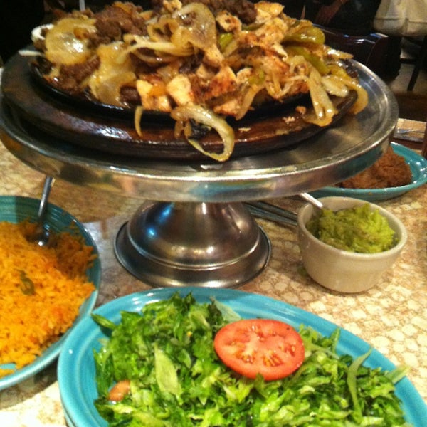 6/12/2013 tarihinde Dan H.ziyaretçi tarafından El Chaparral Mexican Restaurant'de çekilen fotoğraf