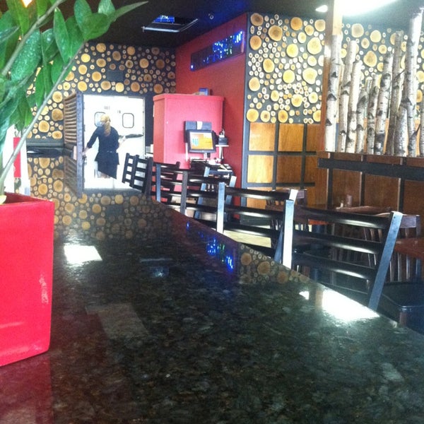 Foto tomada en Little Vietnam Restaurant &amp; Bar  por Meg R. el 3/24/2013