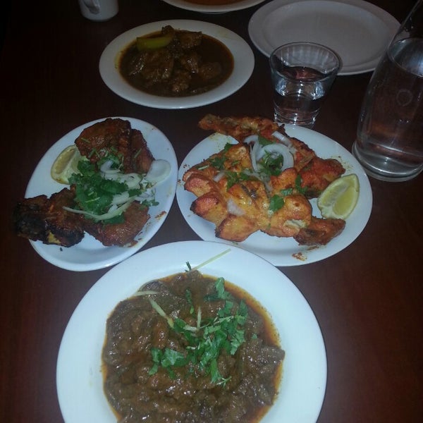 Foto scattata a Pakwan Restaurant da Samir P. il 3/30/2014