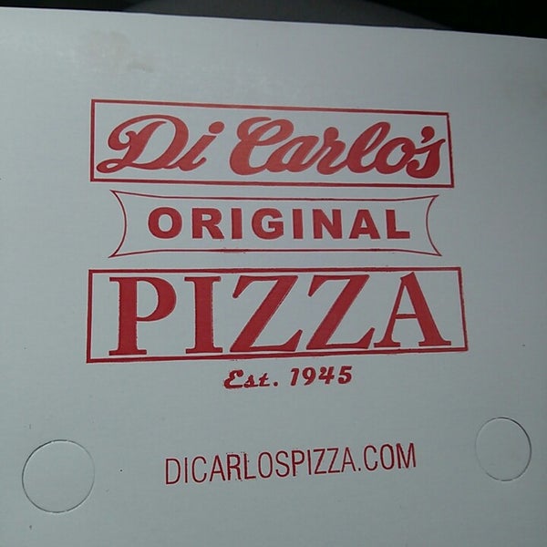 Foto tirada no(a) DiCarlo&#39;s Pizza por Beth em 6/23/2013