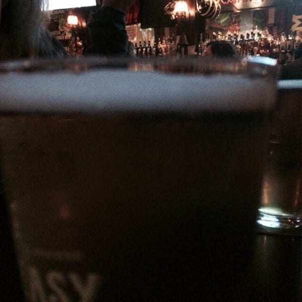 Foto diambil di Blarney Stone Bar &amp; Restaurant oleh Jake H. pada 5/31/2015