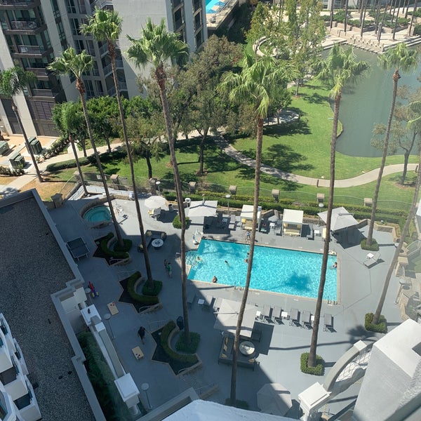 รูปภาพถ่ายที่ Costa Mesa Marriott โดย Damao C. เมื่อ 9/13/2019