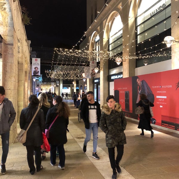 Foto tirada no(a) Mamilla Mall por Damao C. em 12/31/2017