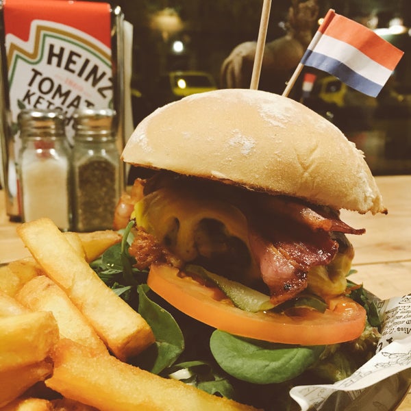 Foto scattata a Rembrandt Burger da Jonas K. il 1/30/2018