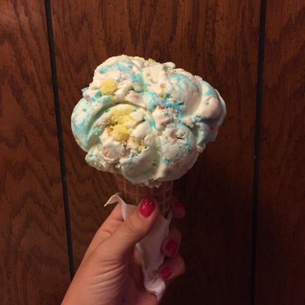 Foto diambil di Kirk&#39;s 1890 Ice Cream Parlor oleh Michelle M. pada 8/22/2015