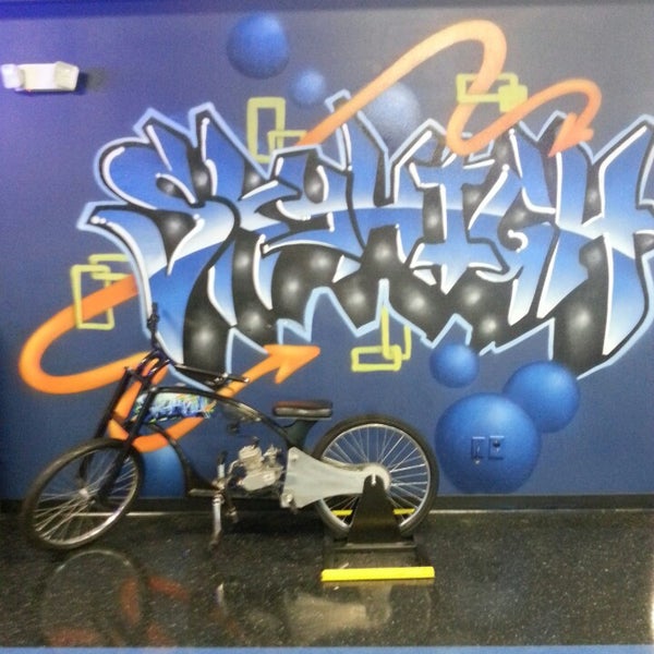 Photo taken at Sky High Sports Valencia by Harfang W. on 3/24/2014