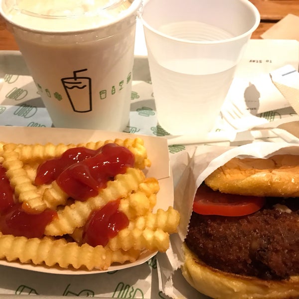 Photo taken at Shake Shack by Bee P. on 11/8/2018