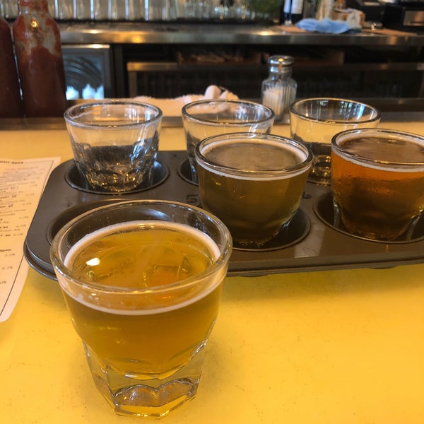 Foto diambil di Alpine Beer Company Pub oleh James P. pada 7/15/2018