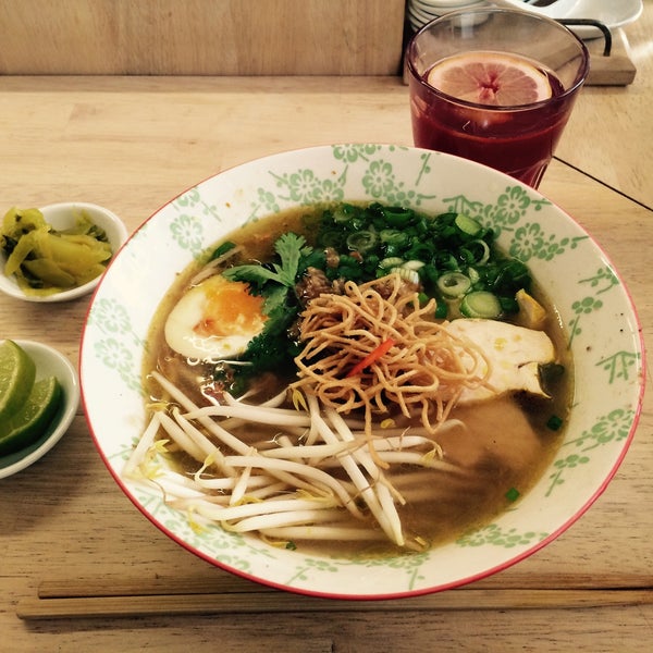 Foto scattata a Ramen Noedelbar da Natasha D. il 5/4/2016