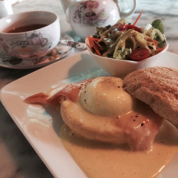 Egg Benedict is something to look forward to if you're a fan of perfectly poached eggs. Friendly staffs and good song choices.