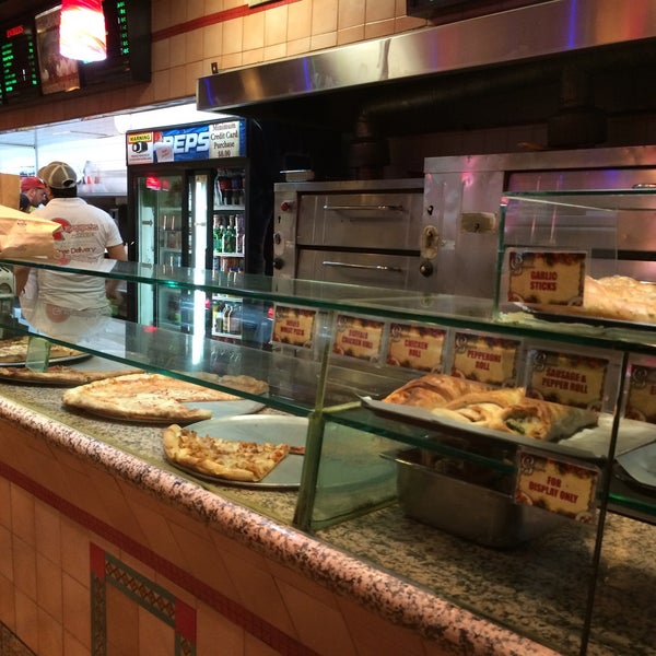 Foto tirada no(a) Giuseppe&#39;s Pizza por « uʍop-ıɐs-dn ». em 1/3/2015