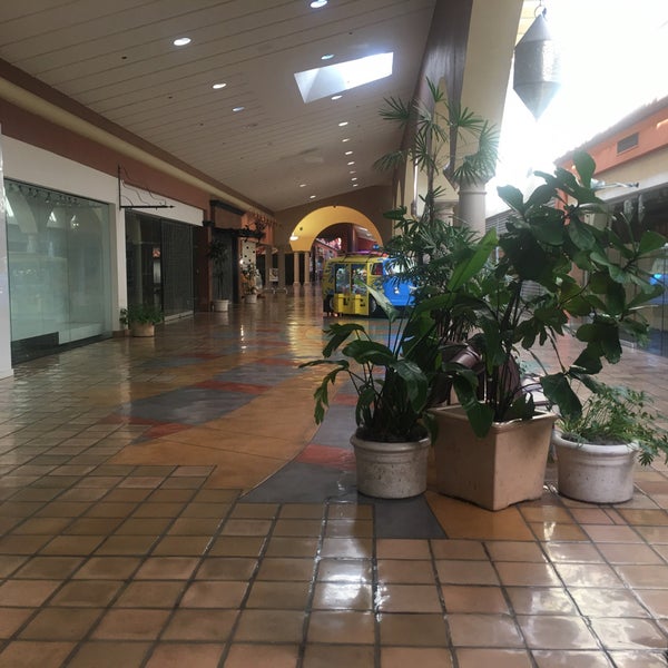 Foto diambil di Foothills Mall oleh « uʍop-ıɐs-dn ». pada 10/16/2019
