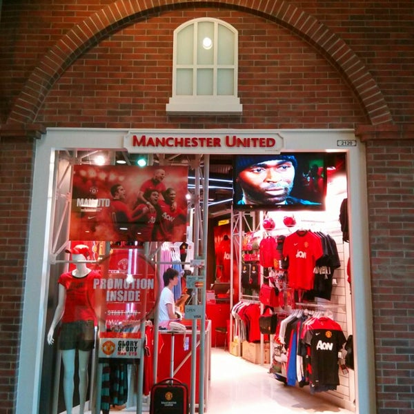 Манчестер юнайтед магазин. United shop. Атрибутика манчестер юнайтед. Манчестер юнайтед дизайн. United shop.