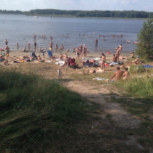 Строители на пляже. Грязи липецкая область городской пляж. Солдатский пляж (адмиральская лагуна) севастополь. Урал оренбург пляж 2021. Солдатский пляж оренбург.