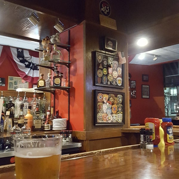 Снимок сделан в Loughmiller&#39;s Pub &amp; Eatery пользователем Gabriela M. 2/16/2018