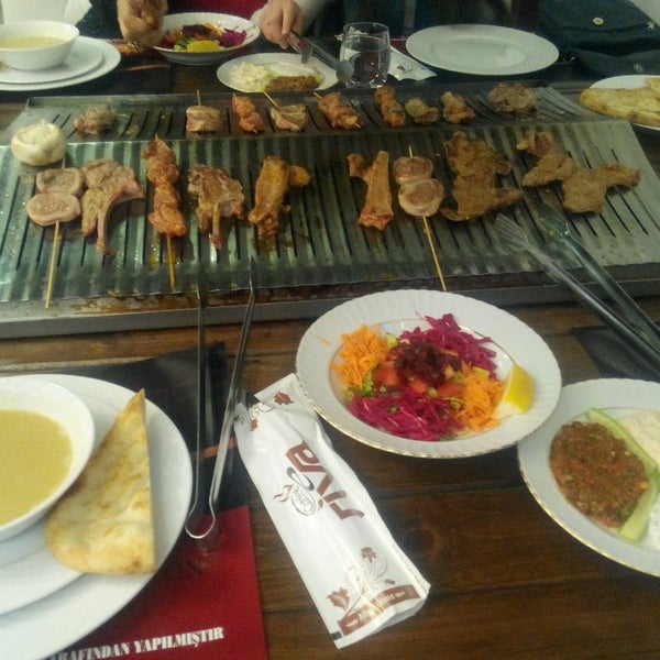Foto scattata a Riva Restoran Cafe da Ayşe T. il 2/3/2015