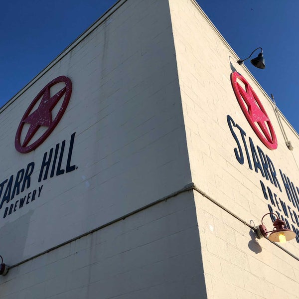 รูปภาพถ่ายที่ Starr Hill Brewery โดย Michael G. เมื่อ 11/2/2019