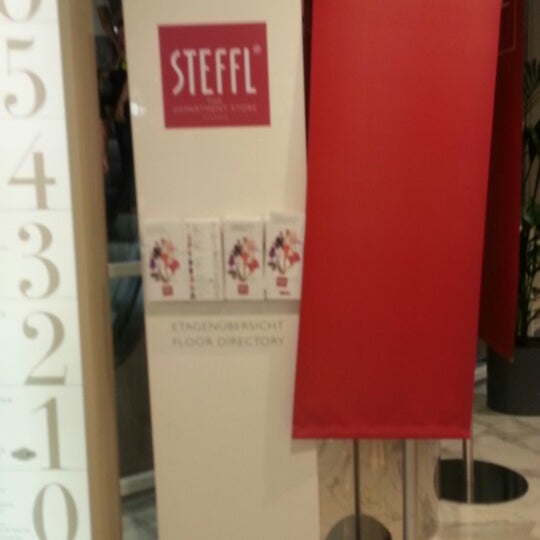 Das Foto wurde bei Steffl Department Store von YR R. am 7/13/2013 aufgenommen