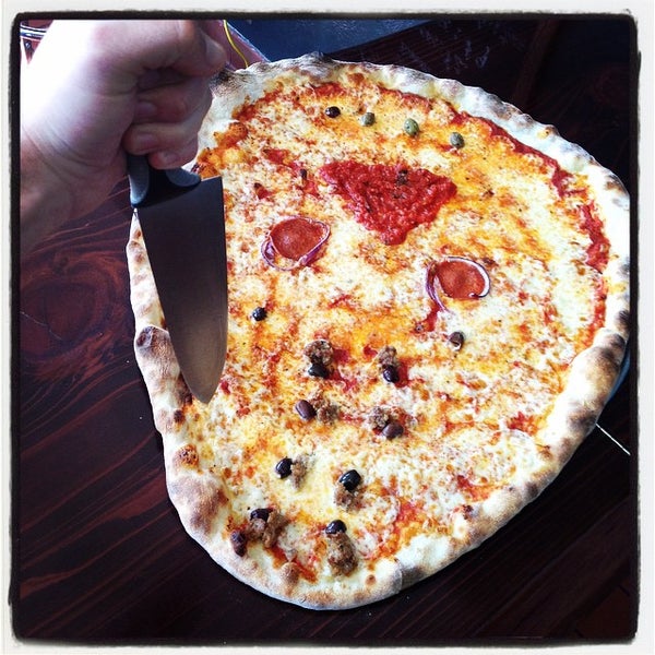 2/13/2015에 James W.님이 Fist of Flour Pizza Doughjo에서 찍은 사진