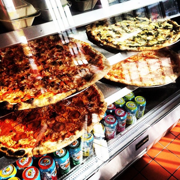 Das Foto wurde bei Fist of Flour Pizza Doughjo von James W. am 11/14/2014 aufgenommen