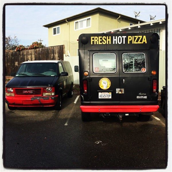 Снимок сделан в Fist of Flour Pizza Doughjo пользователем James W. 1/4/2015