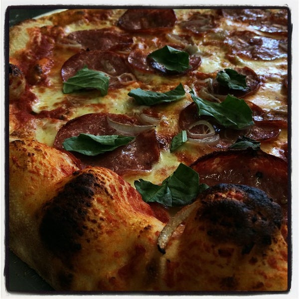 4/17/2015にJames W.がFist of Flour Pizza Doughjoで撮った写真