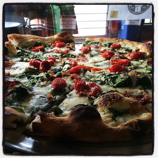 Снимок сделан в Fist of Flour Pizza Doughjo пользователем James W. 2/5/2015