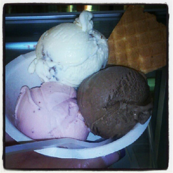 Foto diambil di Jeni&#39;s Splendid Ice Creams oleh Alinda N. pada 5/28/2012