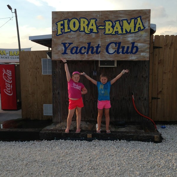 Das Foto wurde bei Flora-Bama Yacht Club von Shelly K. am 7/29/2013 aufgenommen