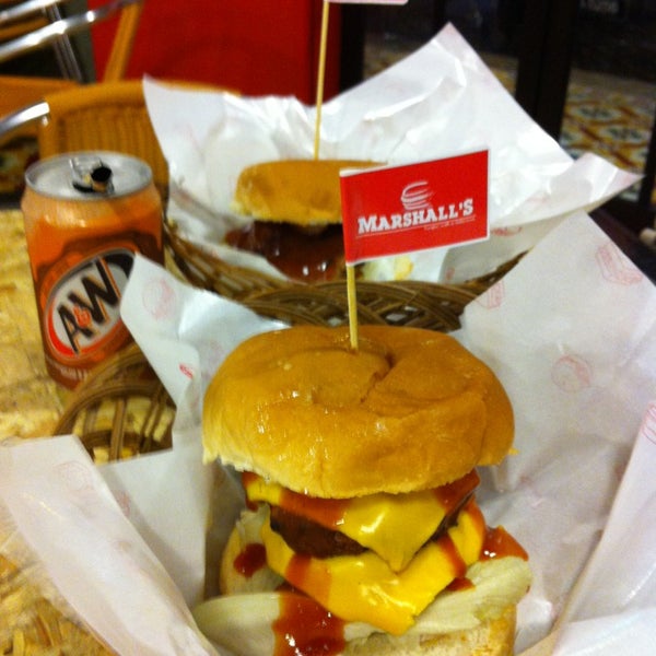 Foto tomada en Marshall&#39;s Burger  por Low K. el 1/4/2013