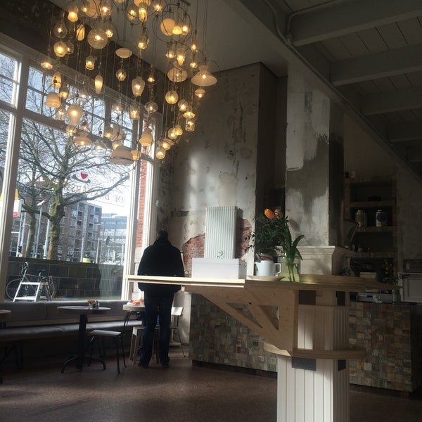 รูปภาพถ่ายที่ De Bakkerswinkel Rotterdam-Kralingen โดย Kim B. เมื่อ 3/2/2015