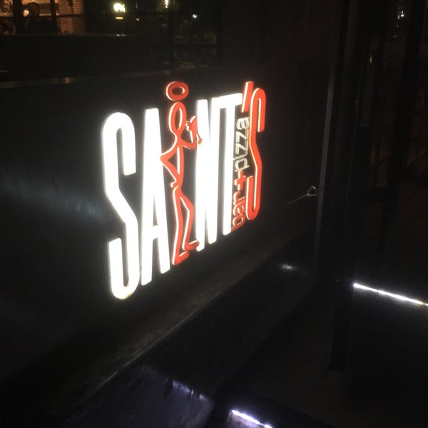 Das Foto wurde bei Saint&#39;s Bar + Pizza von George K. am 8/28/2019 aufgenommen