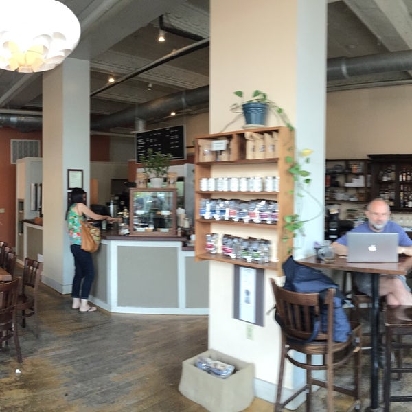 Photo prise au Amherst Coffee + Bar par Greg W. le7/13/2015