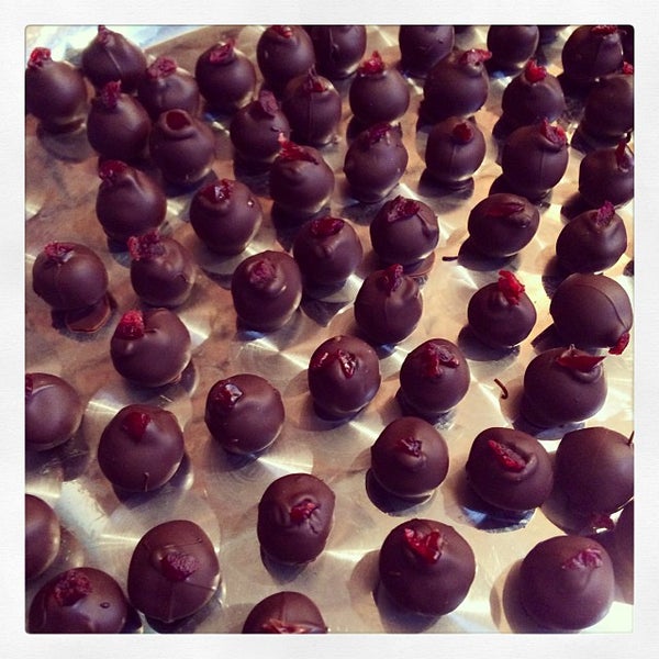 รูปภาพถ่ายที่ Roni-Sue&#39;s Chocolates โดย Markets of New York City เมื่อ 10/15/2013