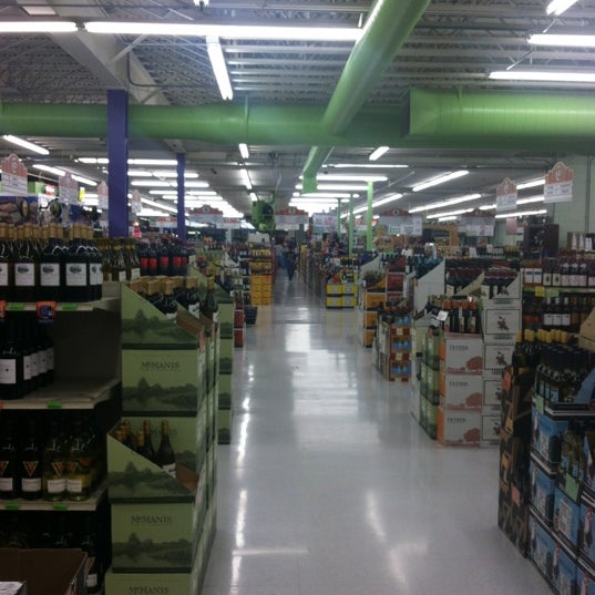 รูปภาพถ่ายที่ Liquor Mart โดย Kevin L. เมื่อ 12/12/2012