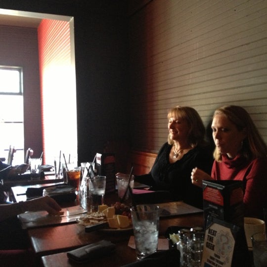 Foto diambil di Redmond&#39;s Bar and Grill oleh Susan W. pada 10/6/2012