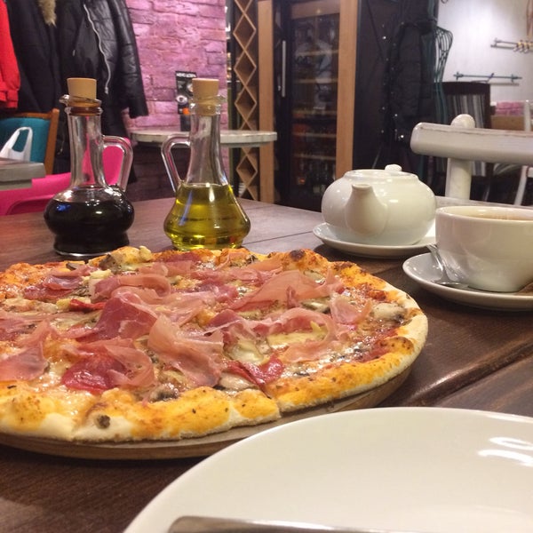 Foto tirada no(a) Pizza Celentano Ristorante por Irina I. em 2/6/2018