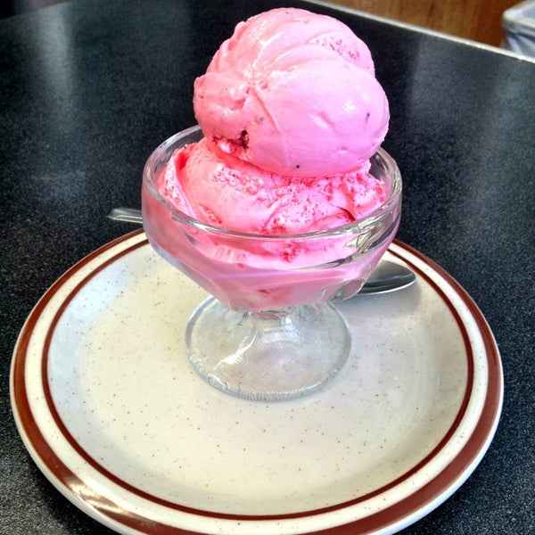Foto diambil di Vic&#39;s Ice Cream oleh Kevin M. pada 7/29/2013