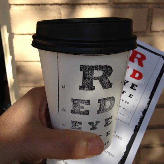 Foto tirada no(a) Red Eye Cafe por Loren G. em 10/20/2012